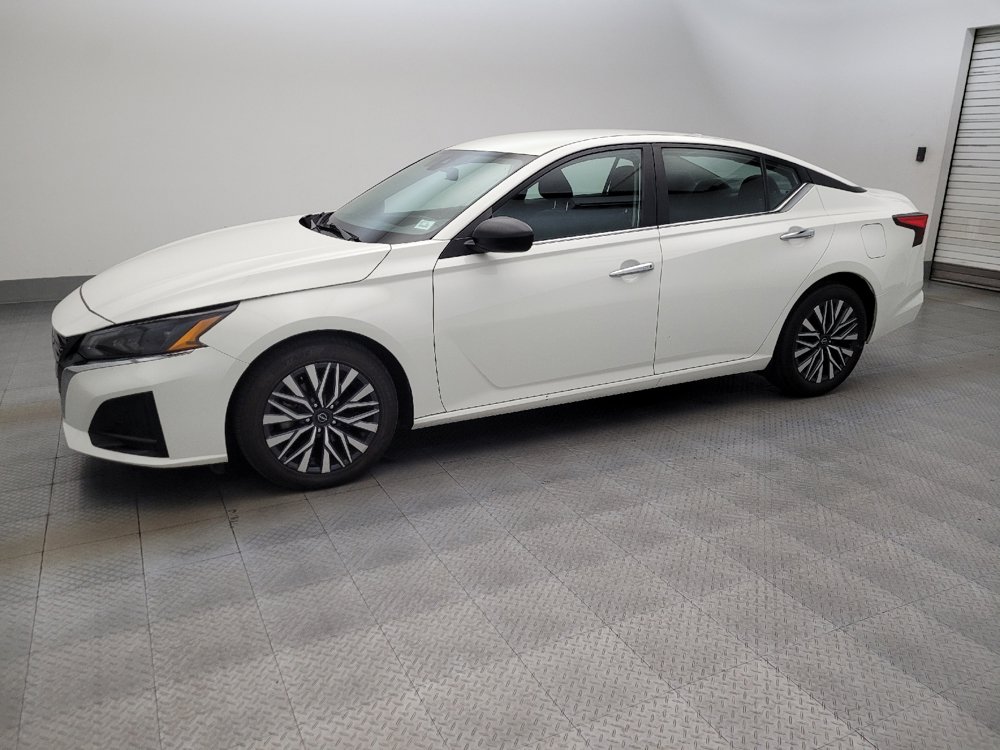 Used 2025 Nissan Altima 2.5 SV FWD image 2