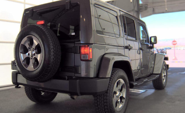 Used 2017 Jeep Wrangler Unlimited Sahara w/ Connectivity Group AWD/4WD image 5