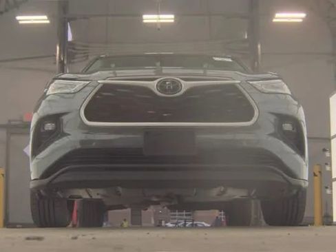 Used 2021 Toyota Highlander XLE AWD/4WD image 3