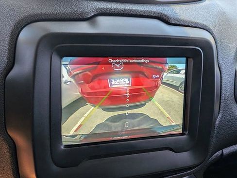 Used 2018 Jeep Renegade Latitude FWD image 14