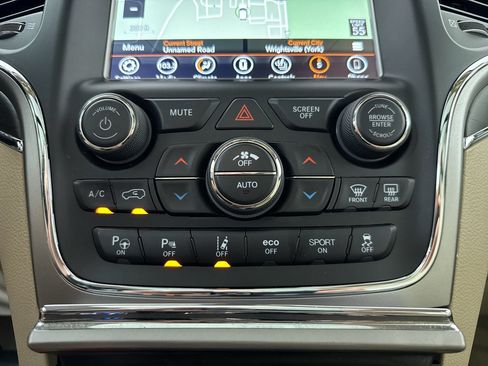 Used 2018 Jeep Grand Cherokee Overland AWD/4WD image 23