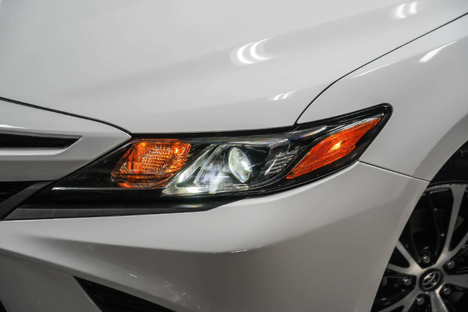 Used 2019 Toyota Camry SE w/ Carpet Mat Package FWD image 3