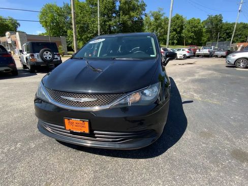 Used 2017 Chrysler Pacifica LX w/ Tire & Wheel Group FWD image 3