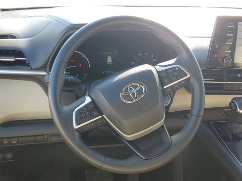 Certified 2022 Toyota Sienna XLE w/ XLE Plus Package image 11