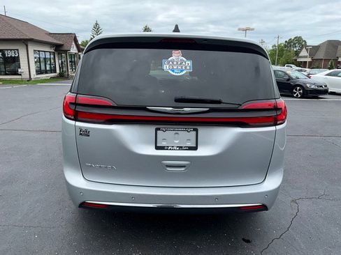 Used 2023 Chrysler Pacifica Touring FWD image 7