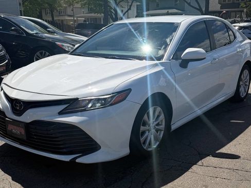 Used 2019 Toyota Camry LE FWD image 3