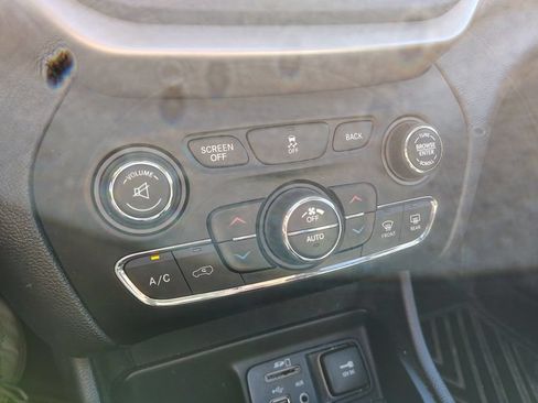 Used 2016 Jeep Cherokee Limited FWD image 18