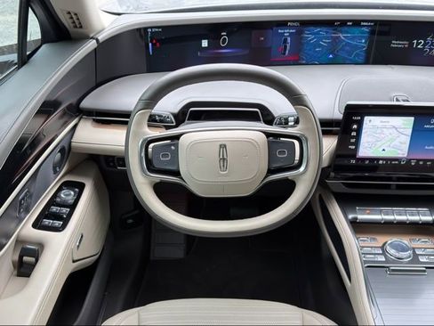 Used 2025 Lincoln Nautilus Reserve w/ Jet Appearance Package image 9