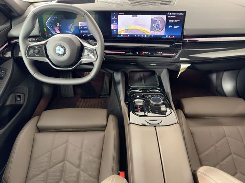 Certified 2025 BMW 530i image 27