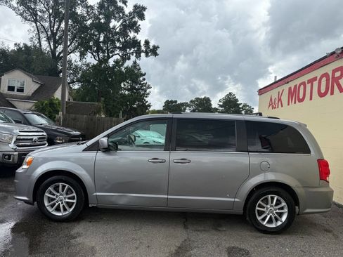 Used 2019 Dodge Grand Caravan SXT image 4
