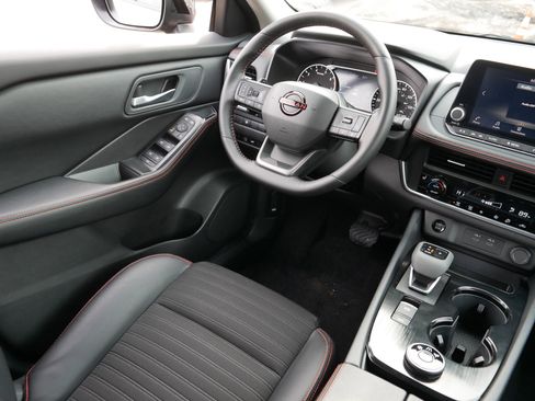 Certified 2025 Nissan Rogue SV image 9