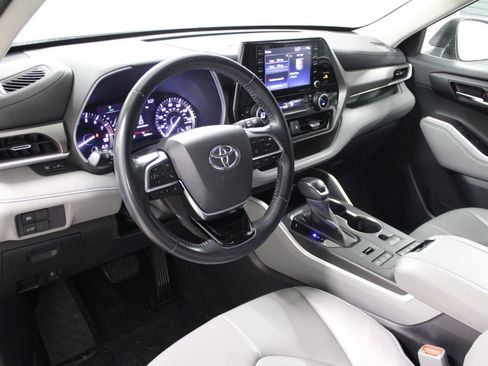 Used 2021 Toyota Highlander XLE image 4