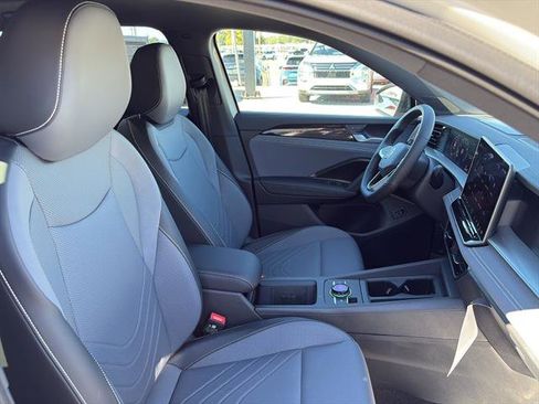 New 2026 Volkswagen Tiguan SE R-Line image 9