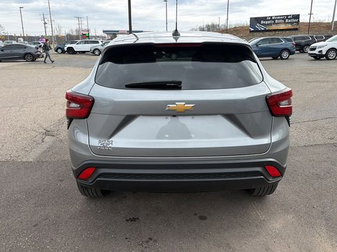 Used 2024 Chevrolet Trax LS w/ LS Convenience Package FWD image 5