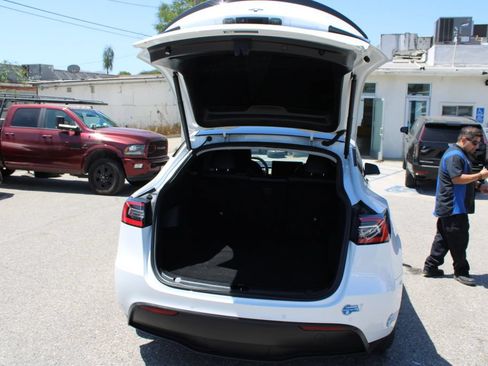 Used 2021 Tesla Model Y 2WD image 10