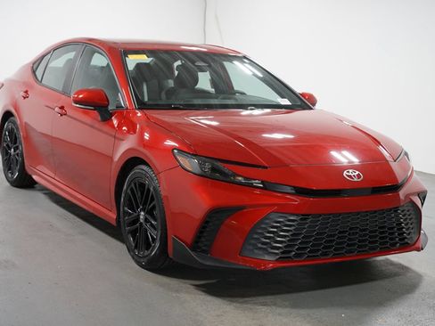 Used 2025 Toyota Camry SE FWD image 3