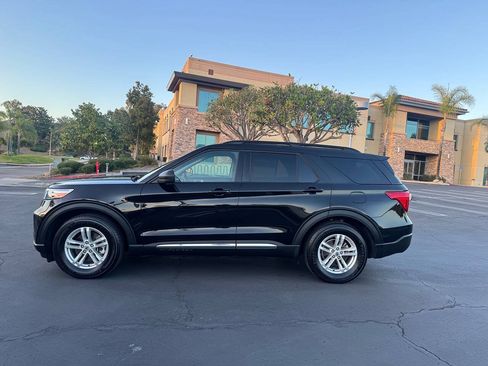 Used 2022 Ford Explorer XLT RWD image 2