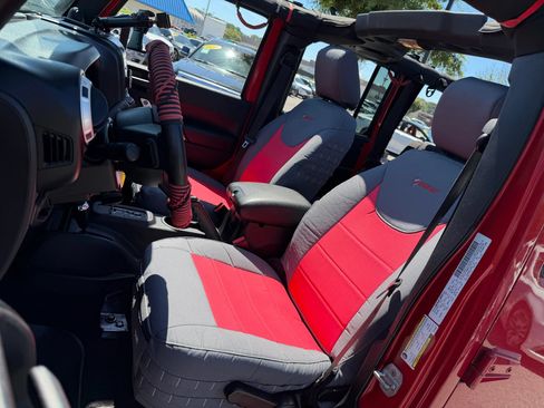 Used 2014 Jeep Wrangler Unlimited Rubicon w/ Connectivity Group AWD/4WD image 11