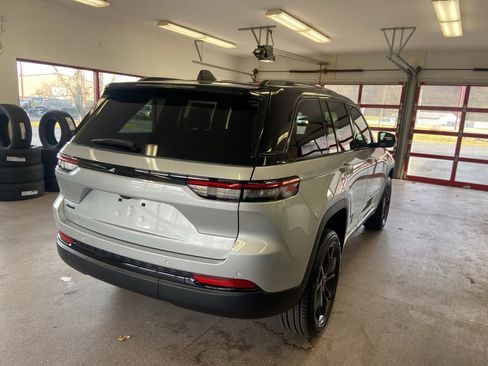 New 2025 Jeep Grand Cherokee Limited image 11