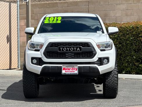 Used 2019 Toyota Tacoma TRD Off-Road w/ Technology Package AWD/4WD image 9