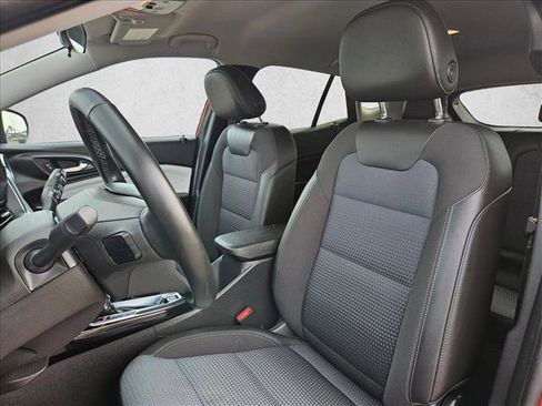 Used 2025 Chevrolet Trax LT w/ LT Convenience Package FWD image 21