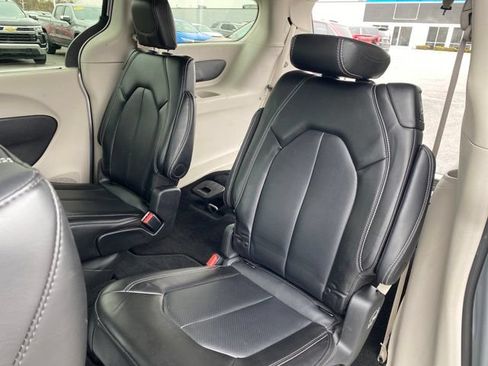 Used 2024 Chrysler Pacifica Touring-L FWD image 16