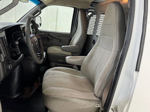 Used 2017 GMC Savana 2500 image 69