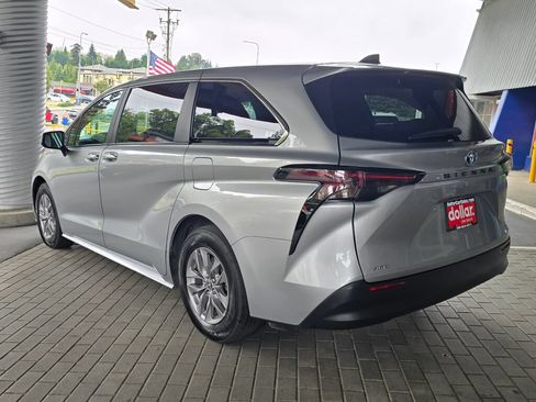 Used 2024 Toyota Sienna LE AWD/4WD image 7