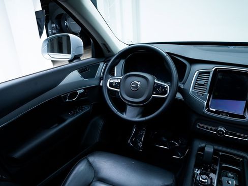 Used 2025 Volvo XC90 B5 Core AWD/4WD image 9