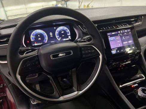 Used 2024 Jeep Grand Cherokee Laredo X image 17