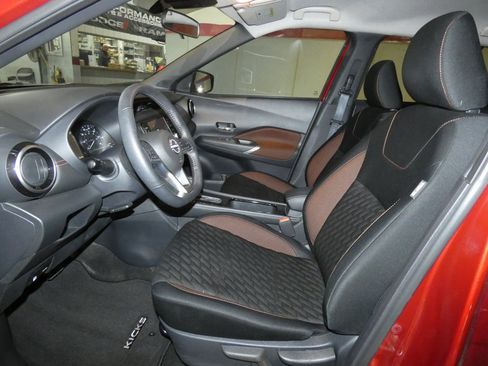 Used 2023 Nissan Kicks SR image 10