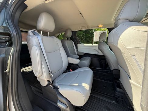 Used 2025 Toyota Sienna XLE w/ XLE Plus Package AWD/4WD image 17