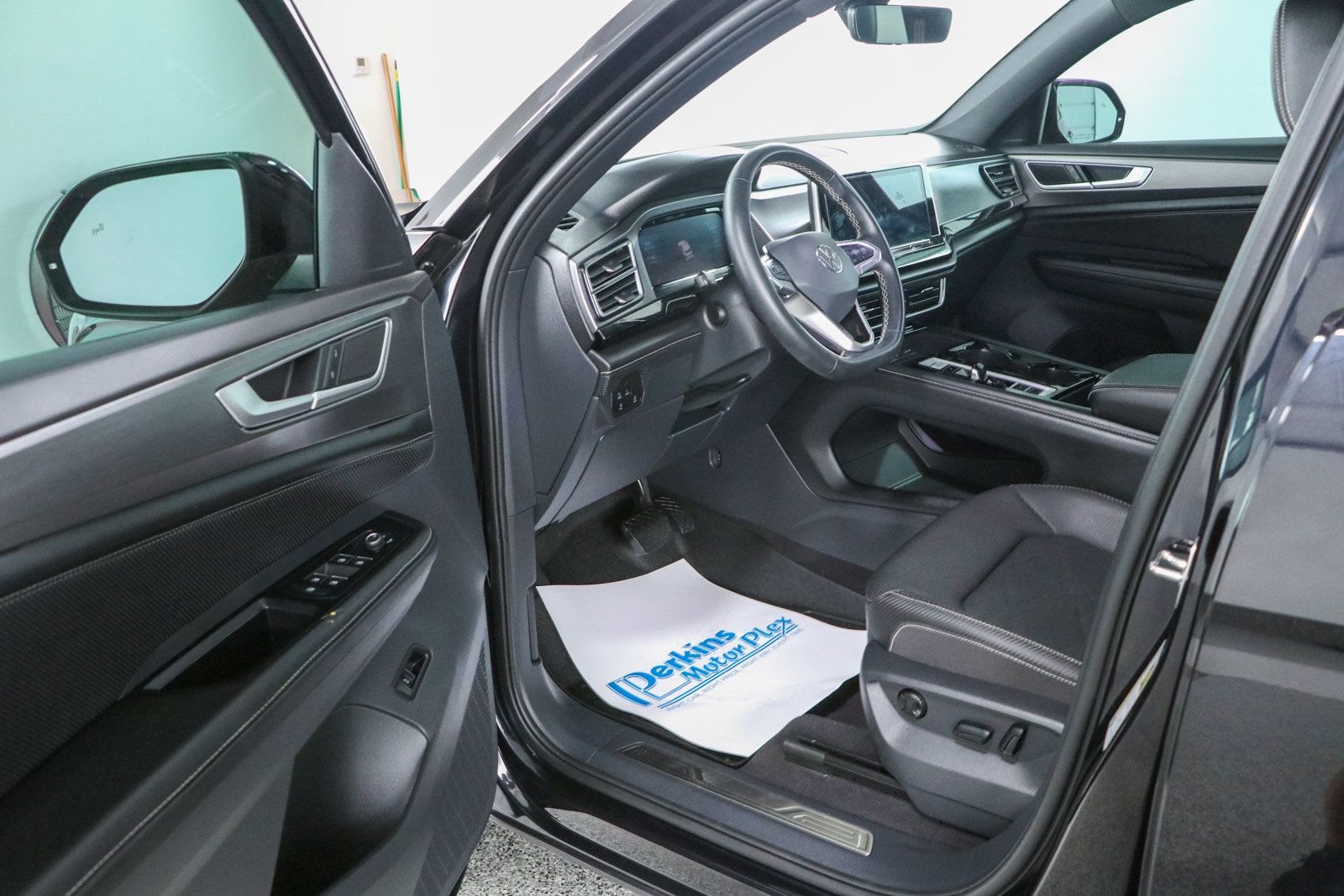Used 2024 Volkswagen Atlas Cross Sport SE FWD image 3