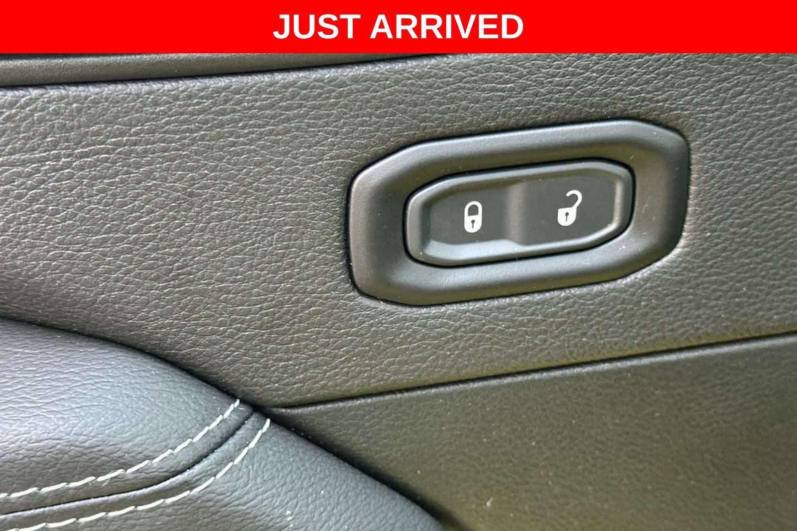 Used 2023 Jeep Wrangler Unlimited Sahara AWD/4WD image 14
