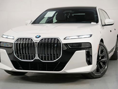 Used 2023 BMW i7 xDrive60 w/ Executive Package 2 image 3