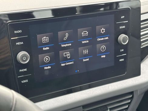 Certified 2025 Volkswagen Jetta SE w/ Sunroof Package image 26