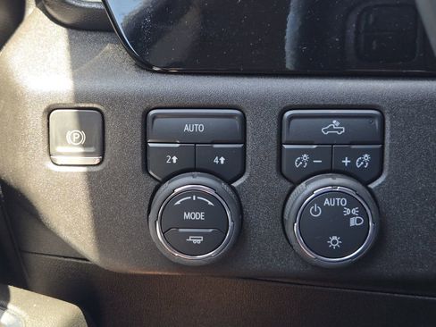 Used 2025 Chevrolet Silverado 1500 LT AWD/4WD image 17