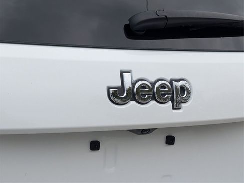 Used 2021 Jeep Grand Cherokee Laredo image 15