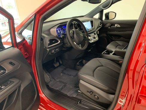 New 2026 Chrysler Pacifica Select image 13