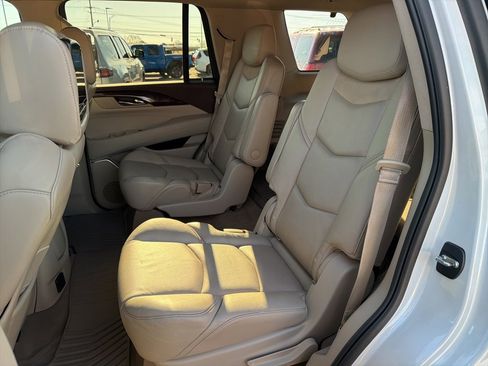 Used 2016 Cadillac Escalade Luxury image 28