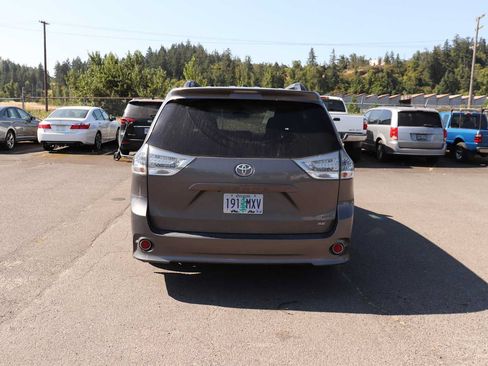 Certified 2017 Toyota Sienna SE Premium FWD image 6