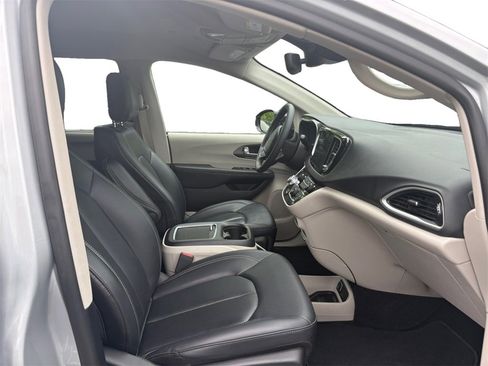Used 2024 Chrysler Pacifica Touring-L image 15