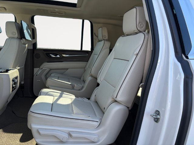 Used 2021 GMC Yukon XL Denali w/ Denali Ultimate Package AWD/4WD image 13