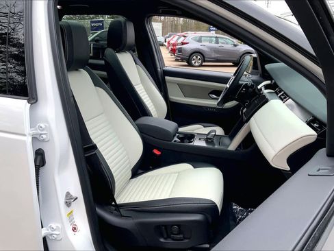 Used 2025 Land Rover Discovery Sport Dynamic SE image 8