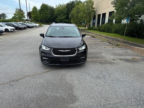 Used 2023 Chrysler Pacifica Touring-L FWD image 7