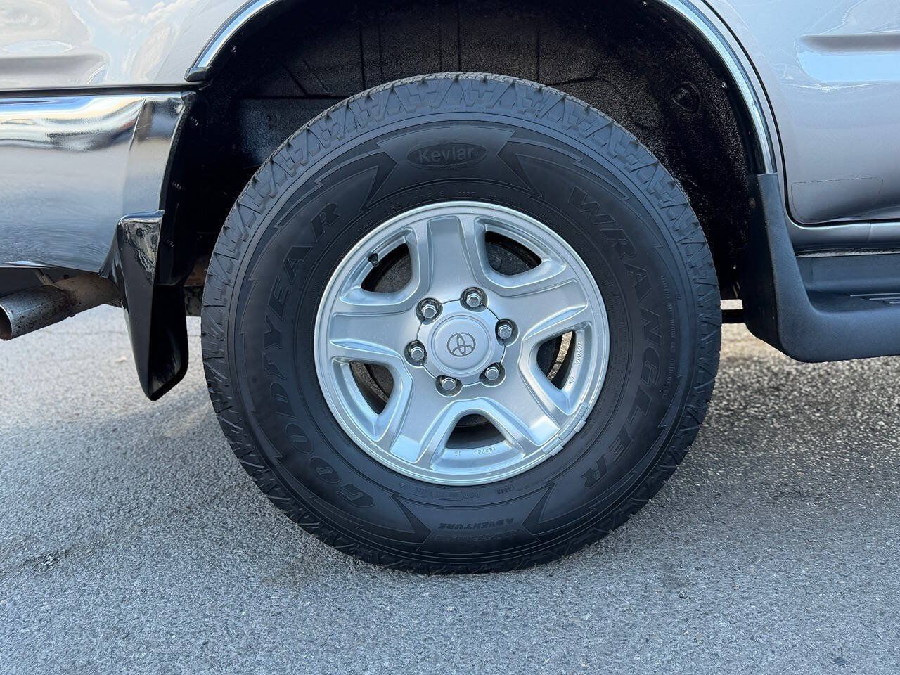Used 2002 Toyota 4Runner SR5 AWD/4WD image 23