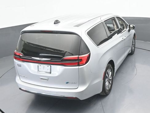 Used 2024 Chrysler Pacifica Select image 56