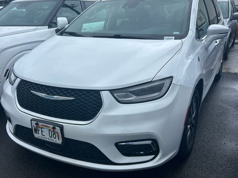 Used 2021 Chrysler Pacifica Touring-L FWD image 1