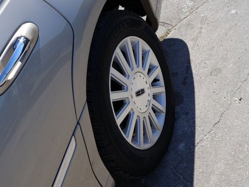 Used 2004 Lincoln Town Car Signature image 26