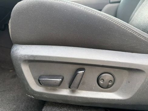 Used 2025 Nissan Rogue SV AWD/4WD image 16